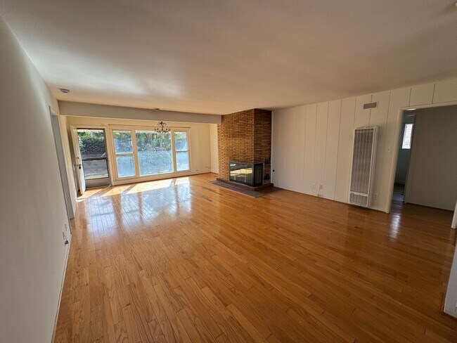 Building Photo - COMING SOON - Charming 3 bedroom 2 bath townhouse