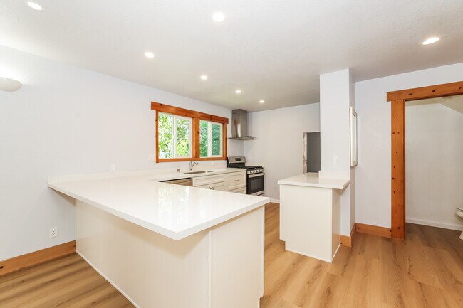 Building Photo - 14 Nicholl Ave