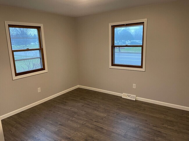 Building Photo - 3 Bed 1.5 Bath home **Available May***