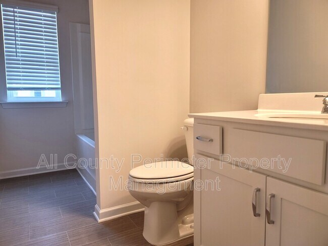 Building Photo - 25 Rambling Oaks Dr NE