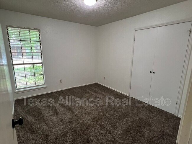Building Photo - 741 Sparrow Ln