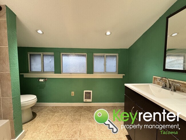 Building Photo - Cozy 4 Bedroom Tacoma Rental Home Near Lincoln District and Downtown