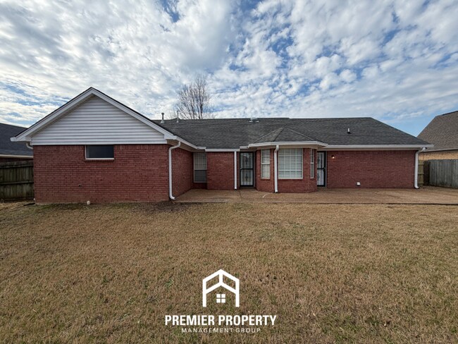 Building Photo - Bright 3BR/2BA Oakland Home w/ Vaulted Ceilings, Fireplace & Fenced Yard