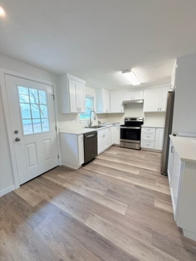 Building Photo - Beautifully Remodeled 4-Bedroom Home Backing to Park – Desirable Keizer Neighborhood