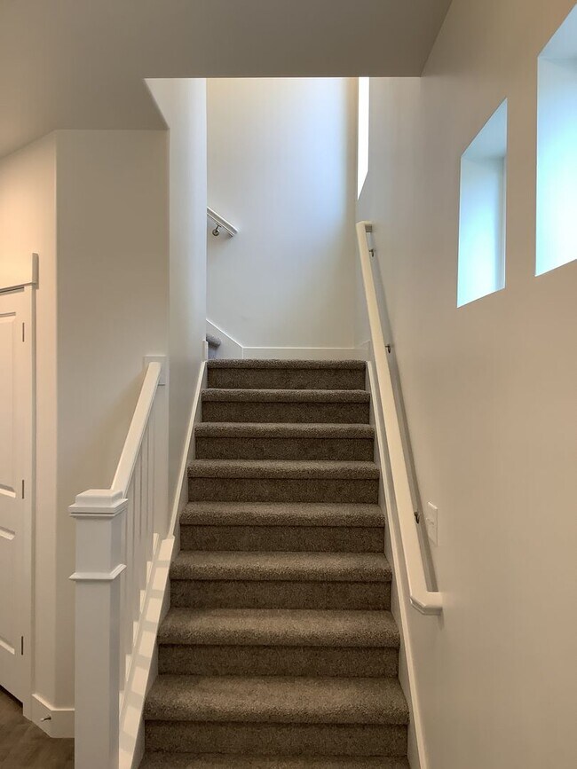 Building Photo - FREE FIRST MONTH'S RENT - New Construction Townhome Located in Prime Saratoga Springs Location