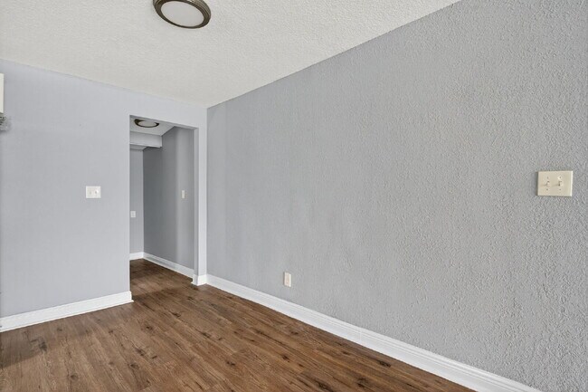 Building Photo - Location, Location, location! Large 3 Bedroom, 2 Bathroom Home for rent. This home has recently b...
