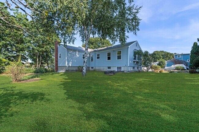 Building Photo - 15 Meadow Ln