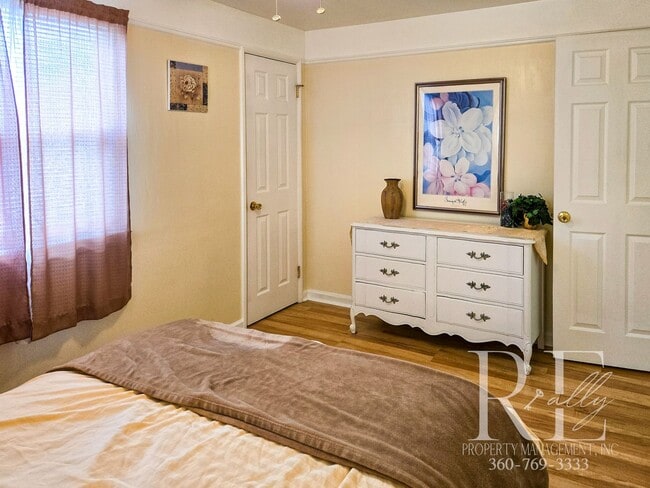 Building Photo - Furnished Cozy 1-Bd Near PSNS