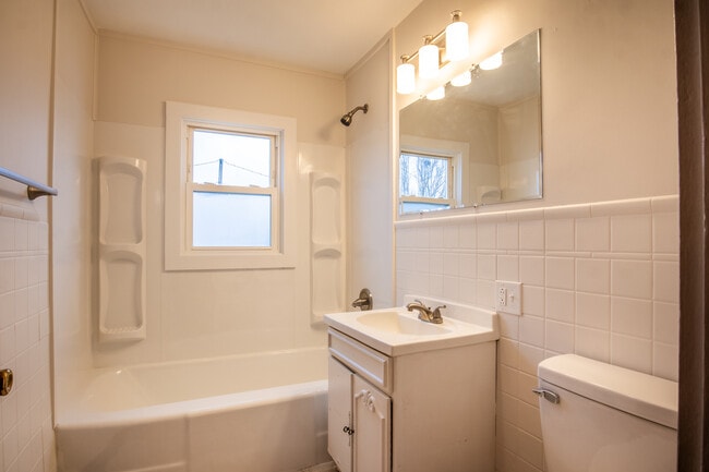 Building Photo - 610 Russell St