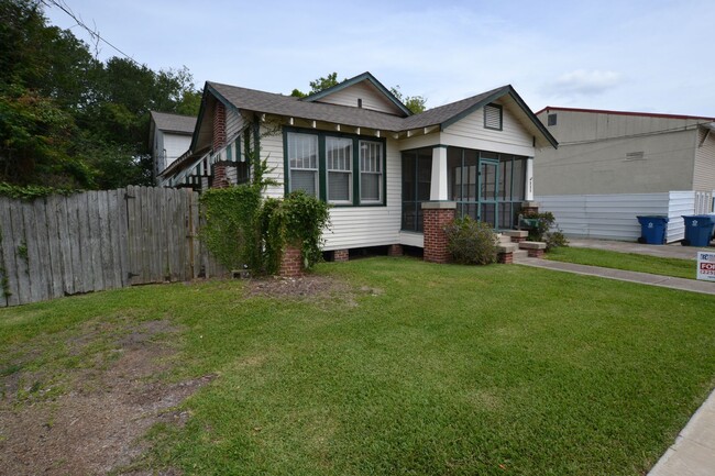 Building Photo - Vintage! Newly updated 3 bedroom, 2 bath h...