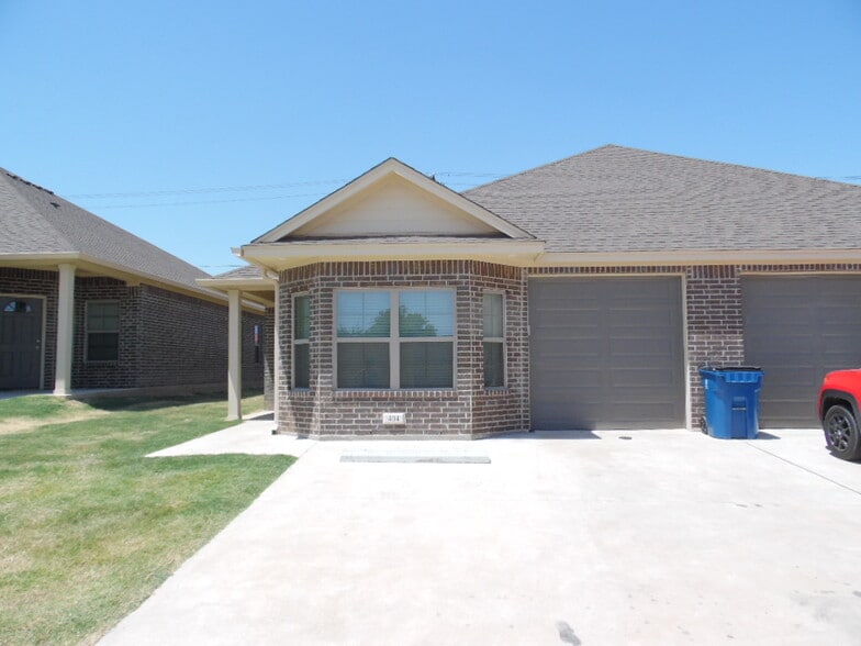 Primary Photo - 301 W Panther Way
