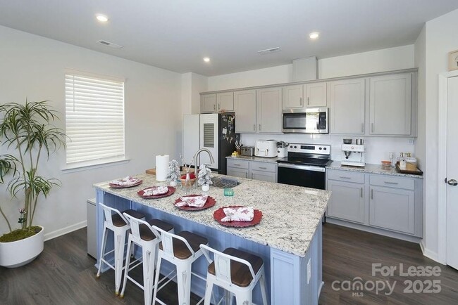 Building Photo - 547 Sitka Dr