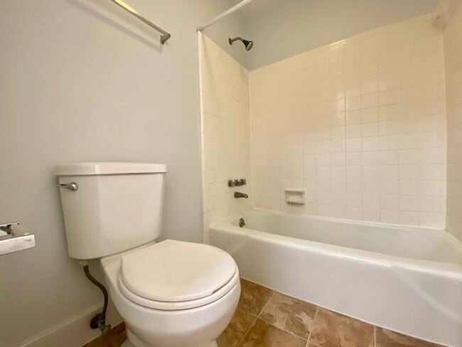 Building Photo - Nice quiet neighborhood -3 bed,2 bath bric...
