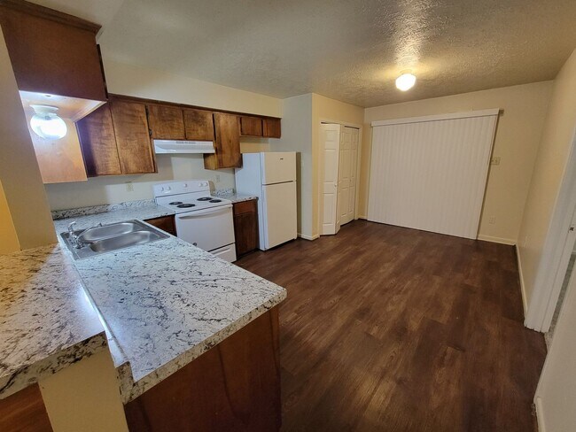 Building Photo - College Station - 2 bedroom - 1.5 Bath dow...