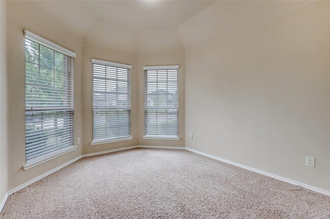 Building Photo - 1028 Lake Woodland Dr