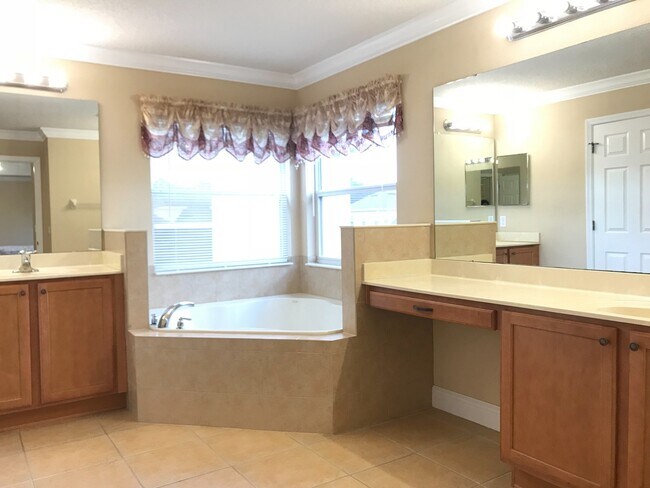 Building Photo - AMAZING HOME WITH LAKEFRONT VIEW!