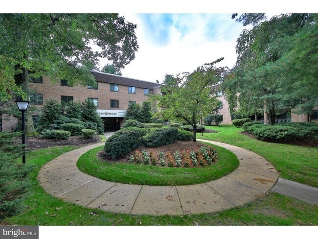 Building Photo - 1650 Oakwood Dr