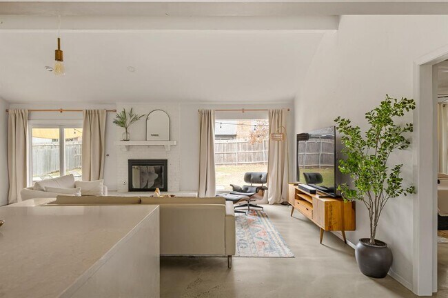 Building Photo - 9300 Meadow Vale