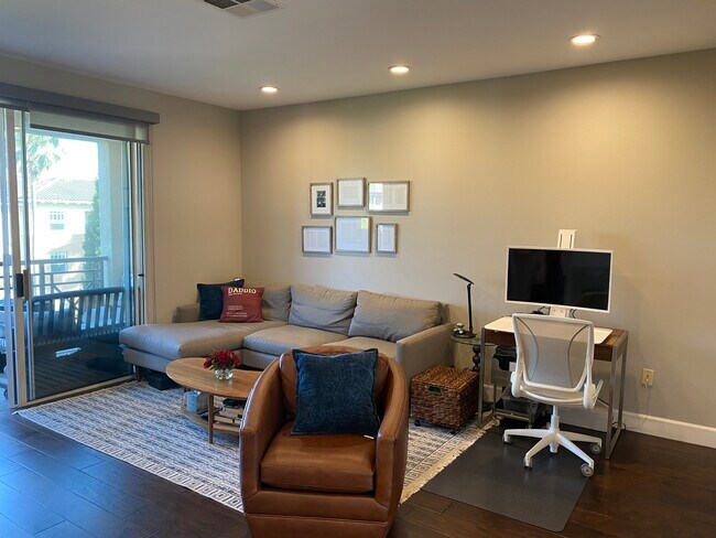 Living room (view 1) - 13075 Pacific Promenade