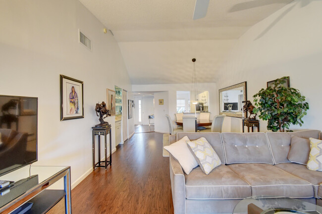 Building Photo - 7455 Glendevon Ln