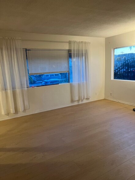 Building Photo - 1022 W 25th St