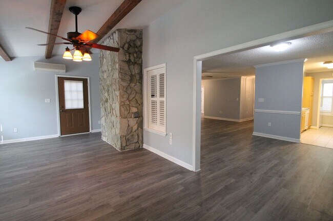 Building Photo - 806 Beech Dr