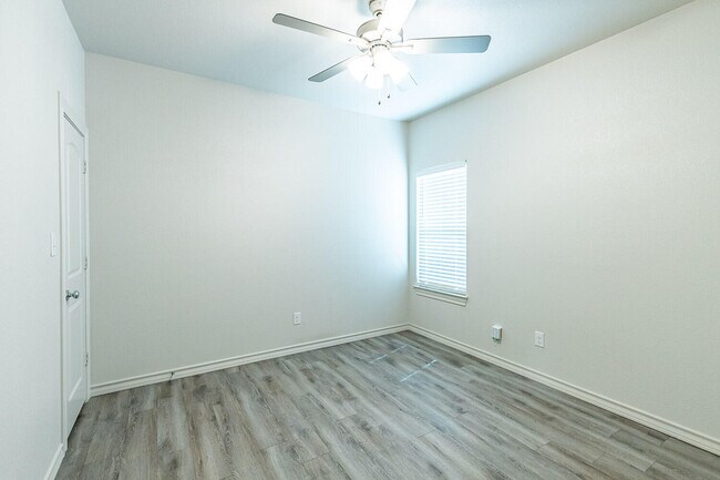 Building Photo - 5504 Kemper St