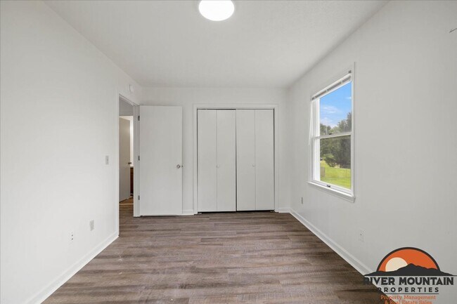 Building Photo - Recently Updated Home Near Virginia Tech