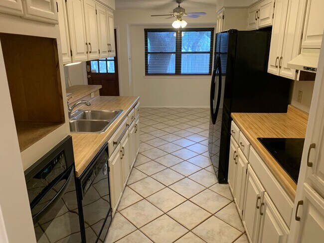 Building Photo - 9100 Tourney St