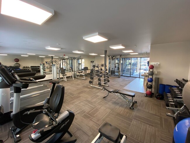 Building Photo - Ground Floor 2 Bed/2 Bath Unit with Great ...