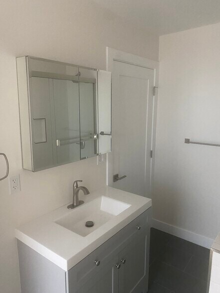 Building Photo - 2916 E 10th St