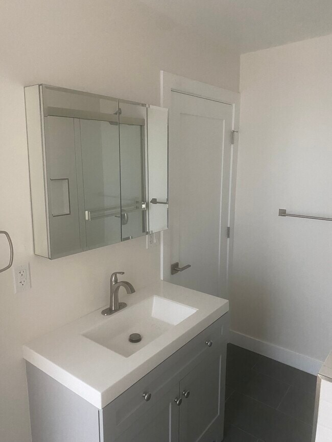 Building Photo - 2916 E 10th St