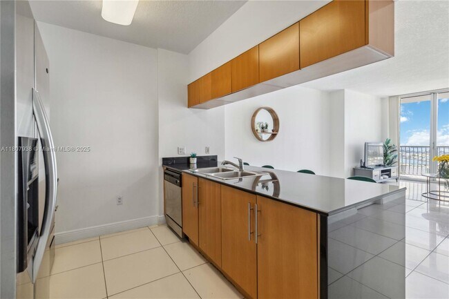 Building Photo - 1750 N Bayshore Dr