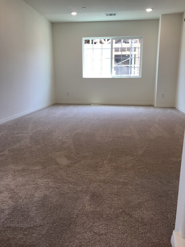 Building Photo - Upgraded Brand new 5 bed home in RiverBend community with spectacular view, Eastvale schools