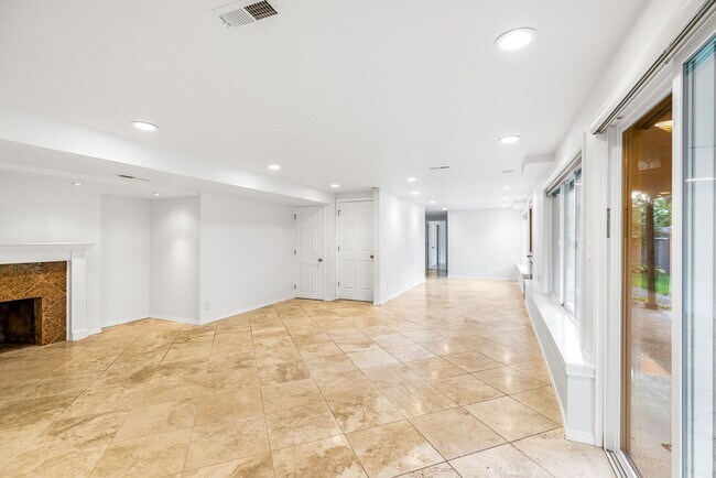 Building Photo - 4 bedroom 2.5 bath with office space.