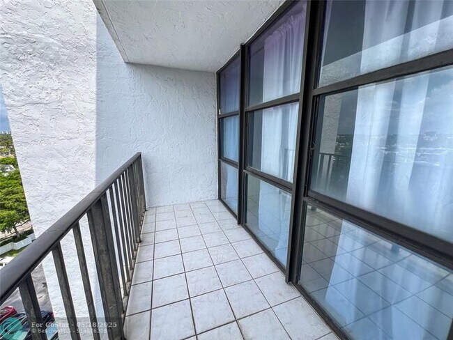 Building Photo - 800 Parkview Dr