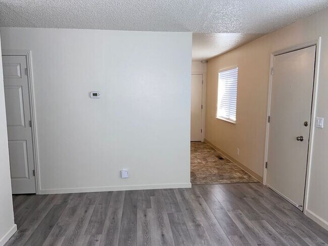Building Photo - Reno Duplex - 1 Pet Friendly, Garage, Dishwasher, Washer/Dryer Hookups, Central A/C