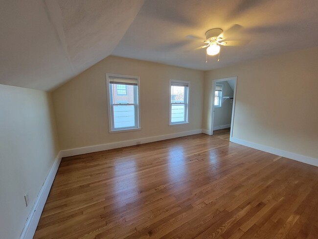 Building Photo - Spacious Single Family Home on Hyde Park A...