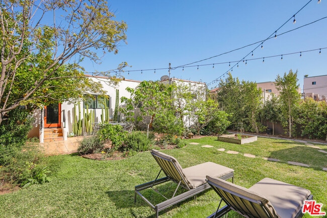 Building Photo - 1275 S Sycamore Ave