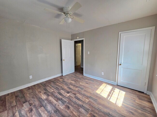 Building Photo - 4047 Chelsea Ave
