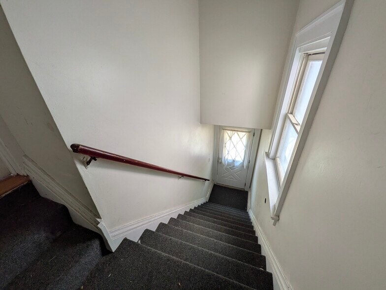 Building Photo - 608 Elmwood Ave