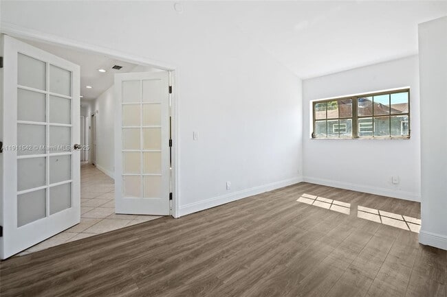 Building Photo - 2444 Plunkett St