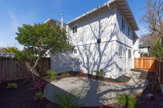 Building Photo - 1st Month free Rent !