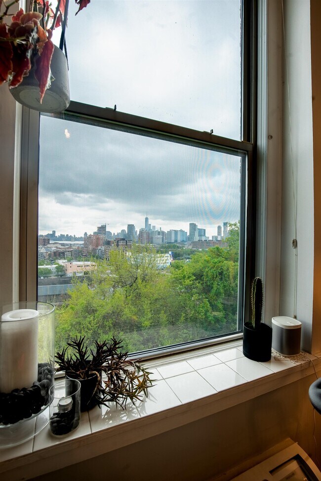 Building Photo - 154 Ogden Ave.