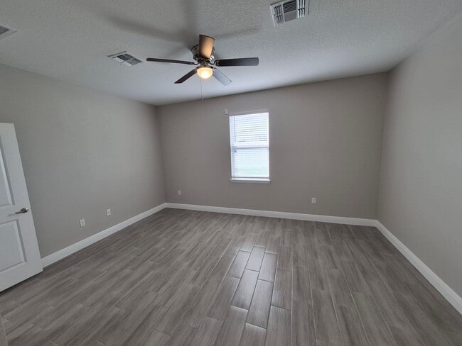 Building Photo - 642 Desmoines Ct