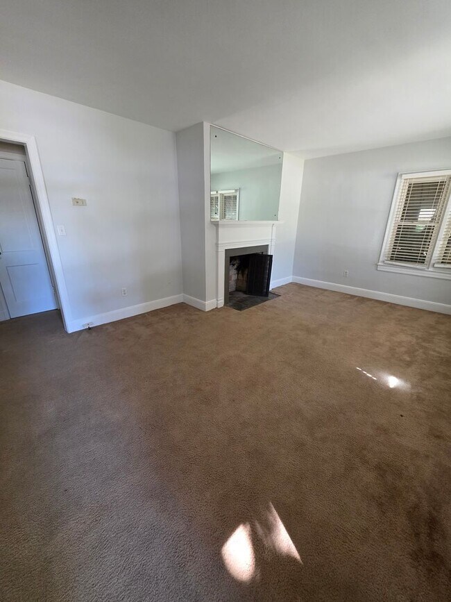 Building Photo - 2 BR in Emerywood!