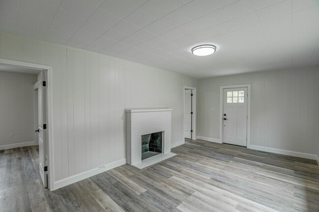 Building Photo - 2 Bdrm / 2 Bath - Remodeled Cottage in Johnson City