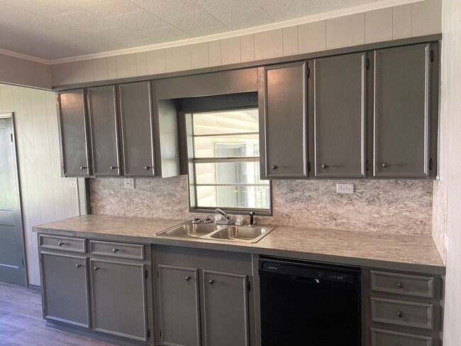 Building Photo - Remodeled Unit Available Now!