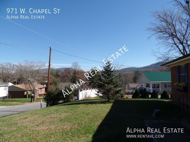 Building Photo - Pet friendly home with level fenced back y...