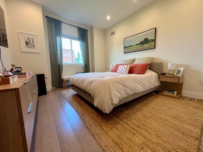 Building Photo - Gorgeous 3-Bedroom Townhome in the Heart of Northern Liberties! Available July 1st!
